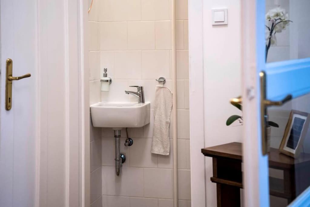 Gorgeous Flat Right Near The City Center Budapeste Exterior foto
